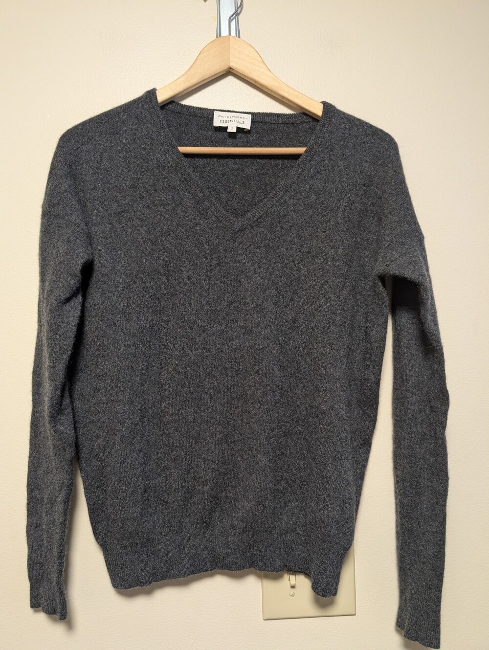 White + Warren Essentials 100% Cashmere Charcoal V-Neck Sweater Small